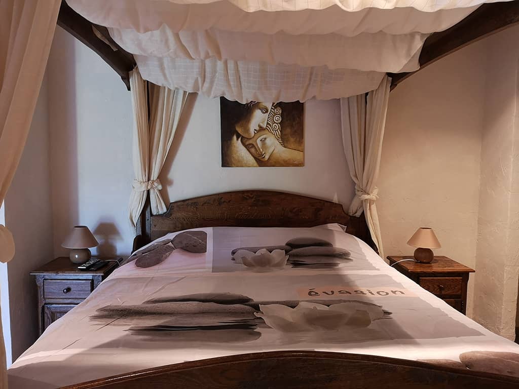 Chambre Romantique avec son lit à baldaquin